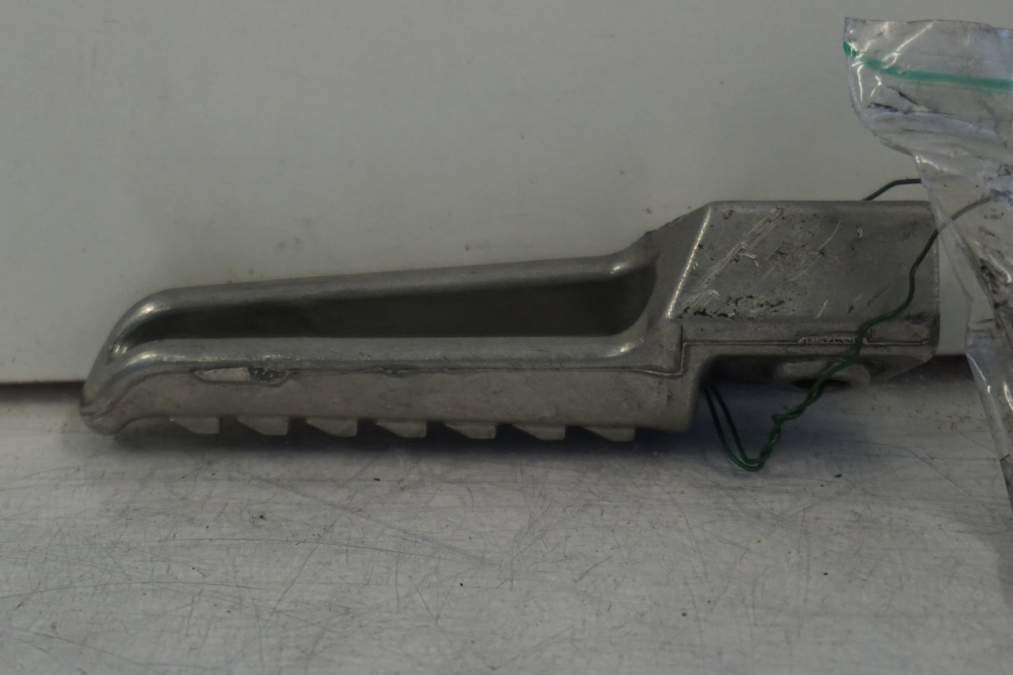 Höger sida på Fotpinne från en Kawasaki Versys 650 -2007 motorcykel.