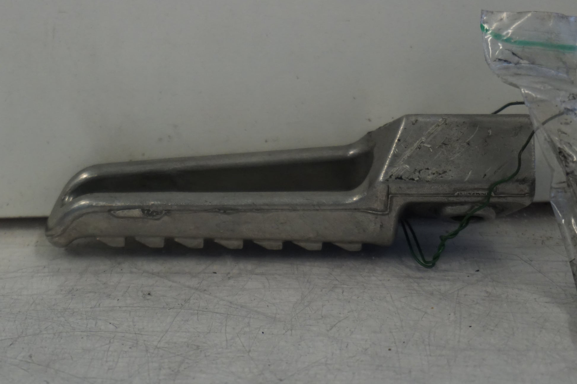 Höger sida på Fotpinne från en Kawasaki Versys 650 -2007 motorcykel.