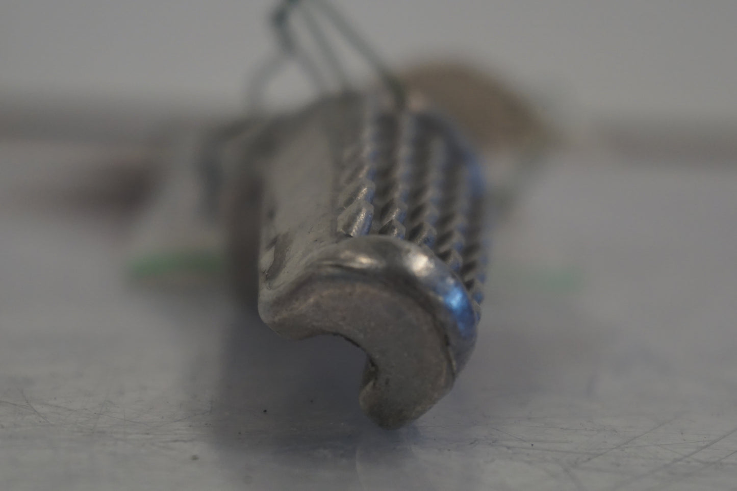 Vänster sida på Fotpinne från en Kawasaki Versys 650 -2007 motorcykel.