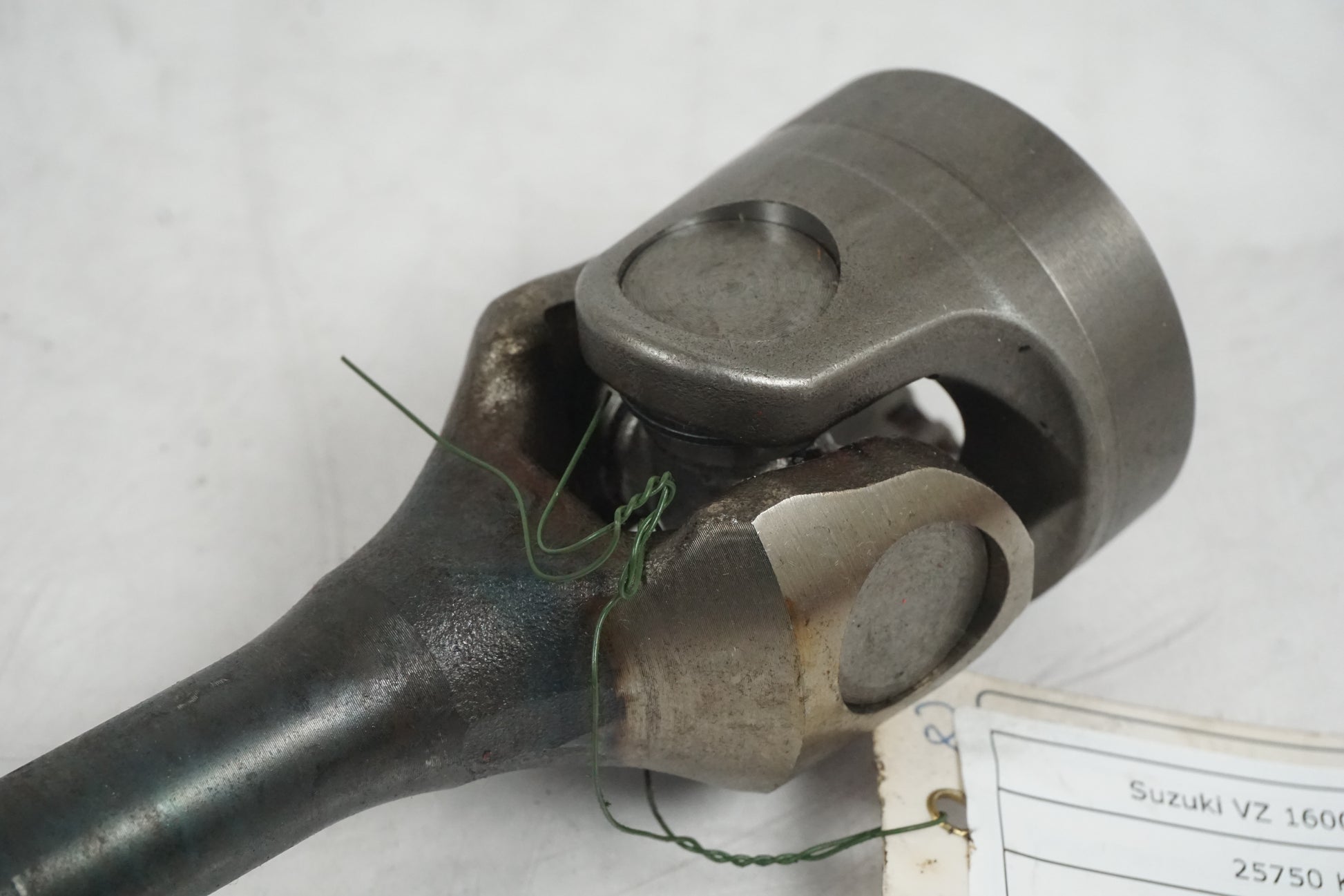 Baksidan på Kardanaxel från en Suzuki VZ 1600 -2004 motorcykel.