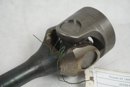 Baksidan på Kardanaxel från en Suzuki VZ 1600 -2004 motorcykel.