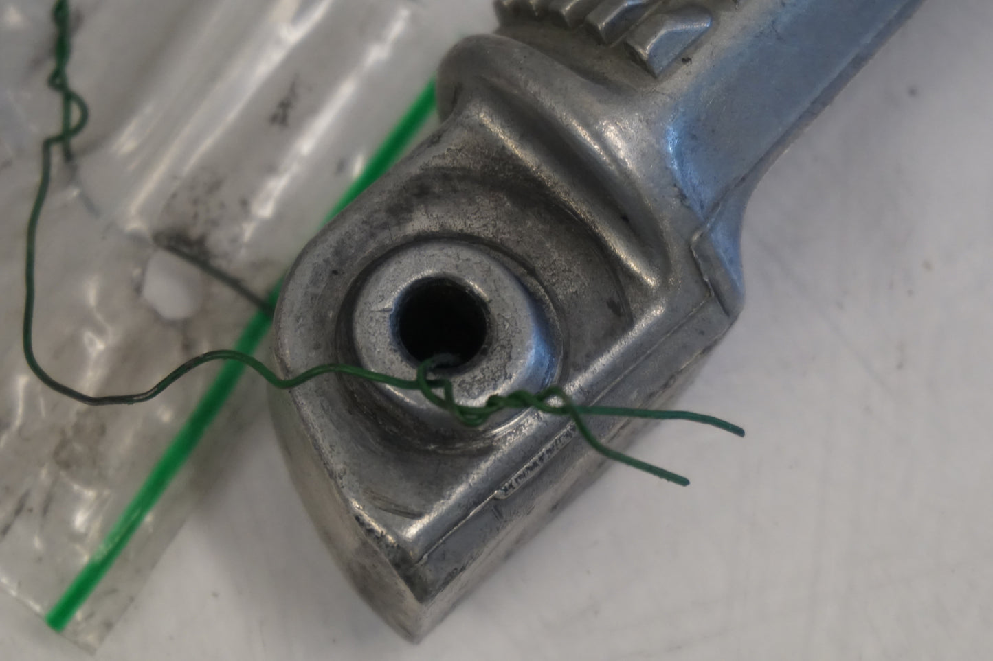 Snett uppifrån på Fotpinne från en Kawasaki Versys 650 -2007 motorcykel.