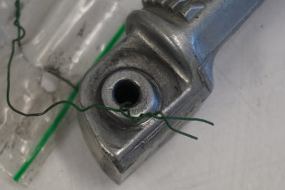 Snett uppifrån på Fotpinne från en Kawasaki Versys 650 -2007 motorcykel.