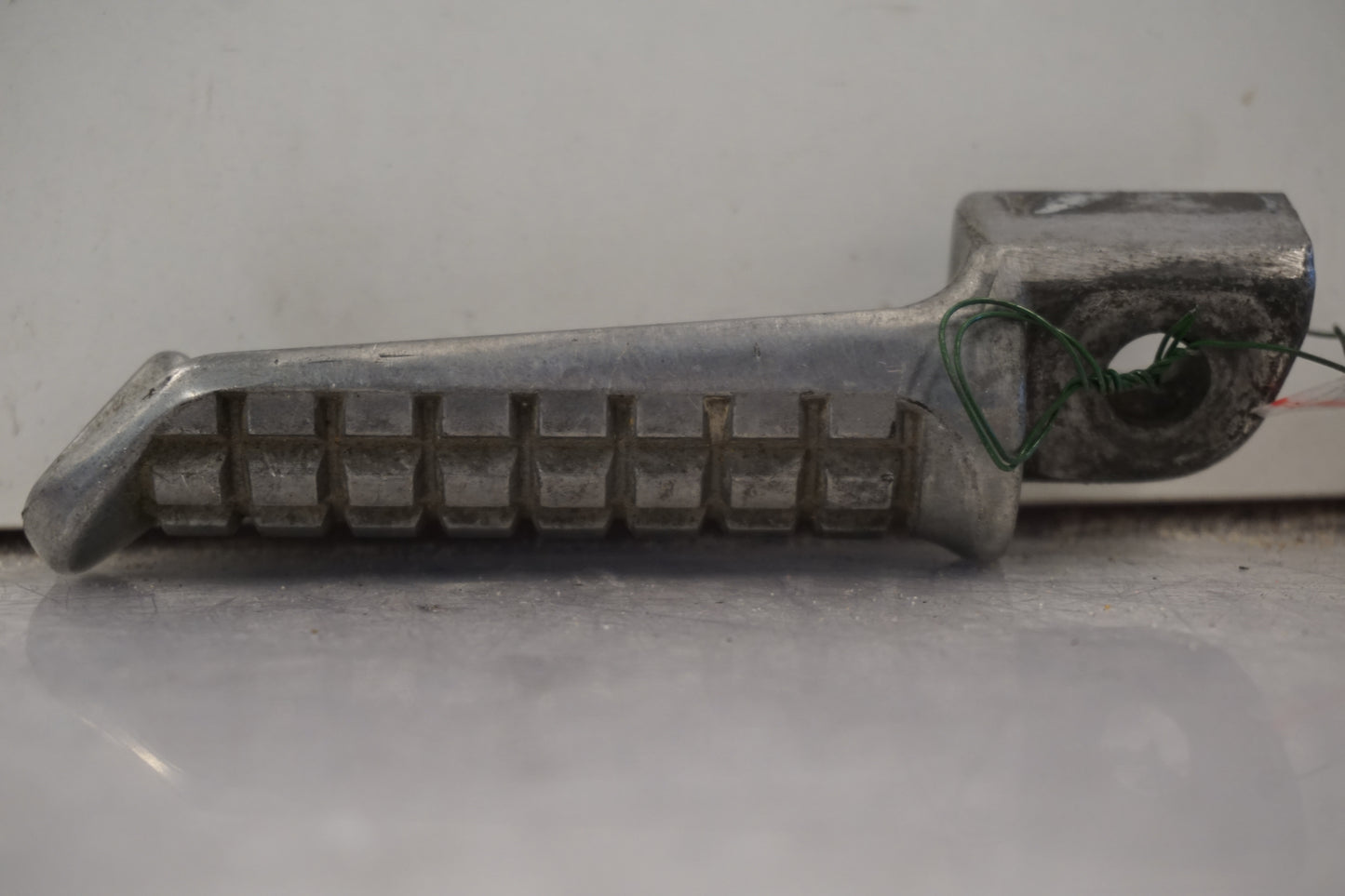 Vänster sida på Fotpinne från en Kawasaki GPX 600 -1989 motorcykel.