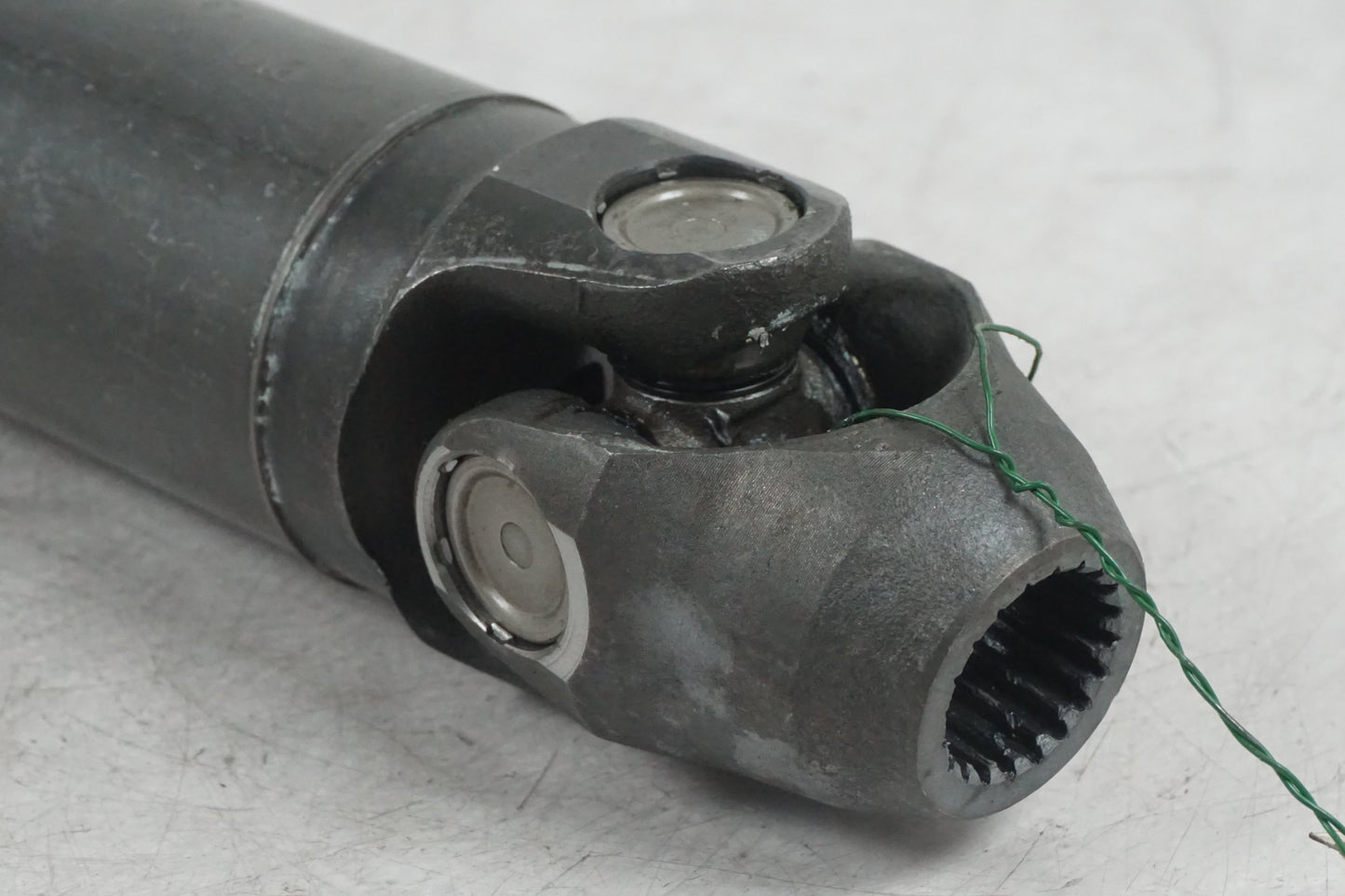 Snett nerifrån på Kardanaxel från en BMW K 1200 LT -2004 motorcykel.