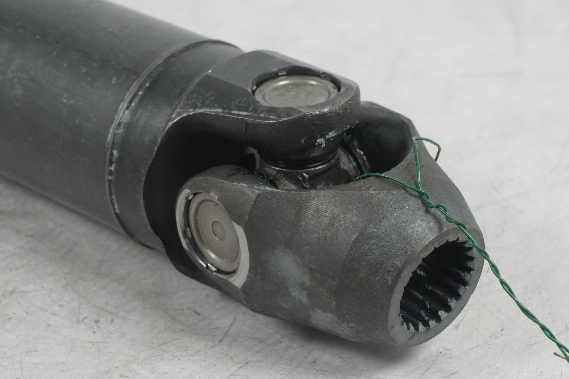 Snett nerifrån på Kardanaxel från en BMW K 1200 LT -2004 motorcykel.