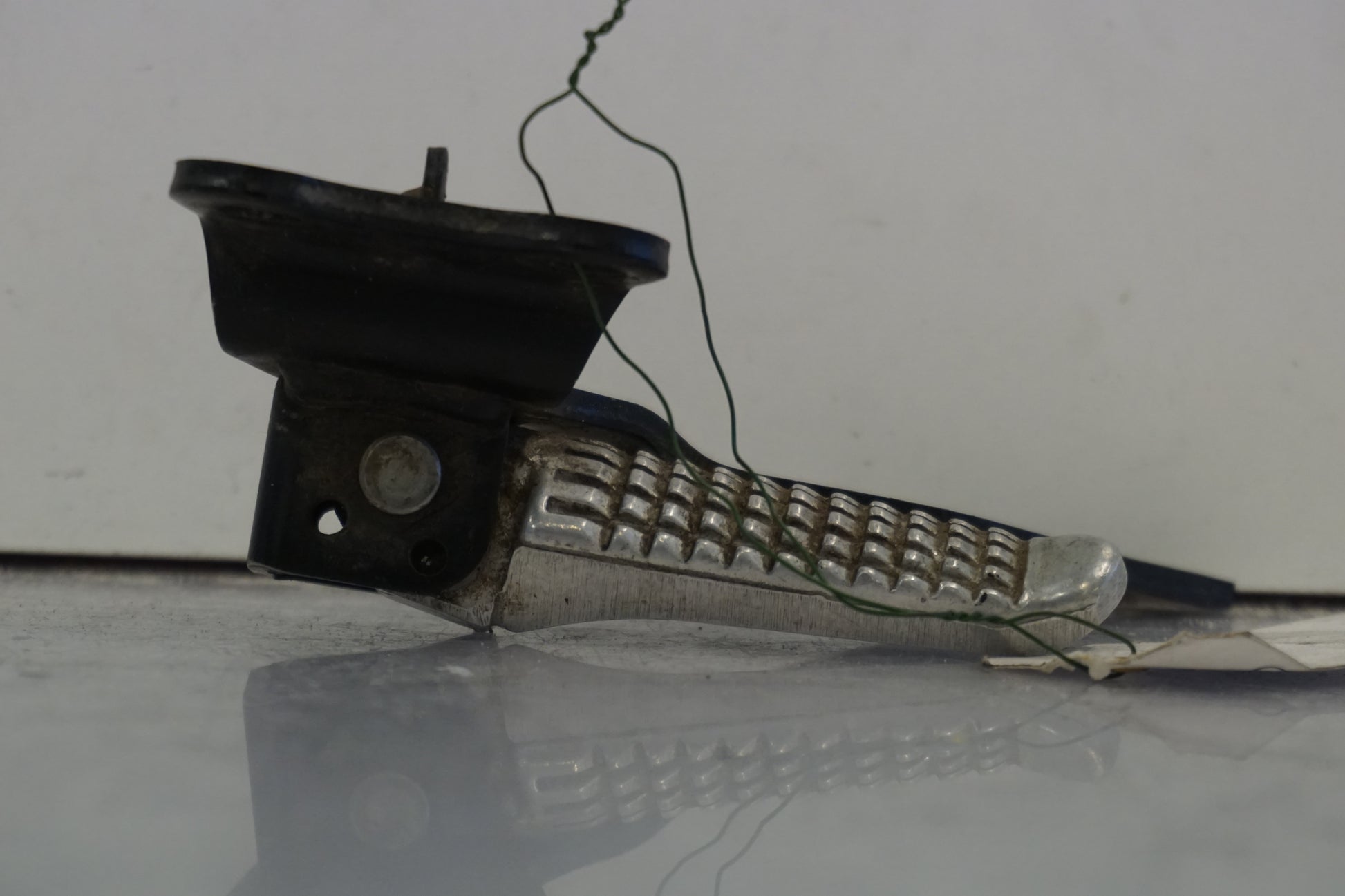 Baksidan på Fotpinne från en Suzuki DRZ 400 -2005 motorcykel.