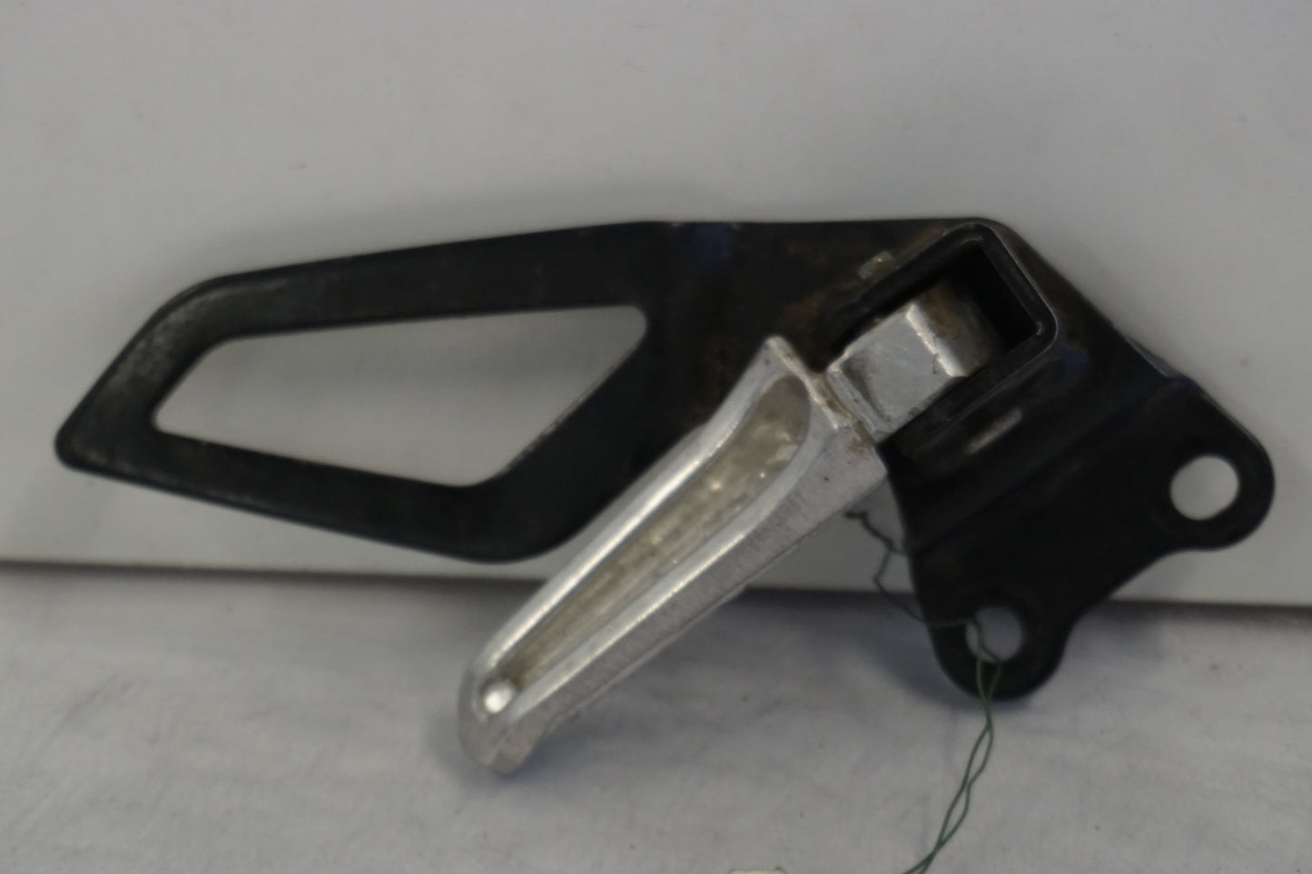 Snett nerifrån på Fotpinne från en Suzuki DRZ 400 -2005 motorcykel.