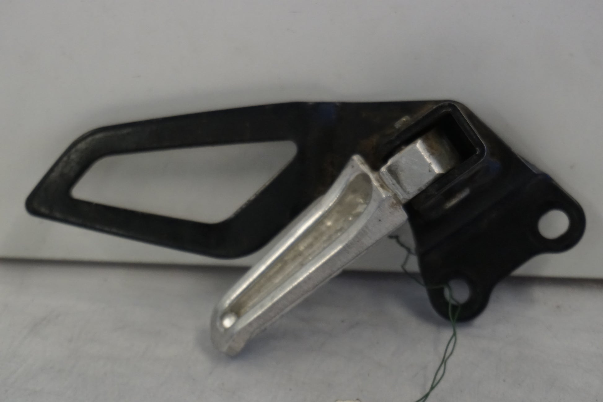 Snett nerifrån på Fotpinne från en Suzuki DRZ 400 -2005 motorcykel.