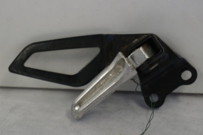 Snett nerifrån på Fotpinne från en Suzuki DRZ 400 -2005 motorcykel.