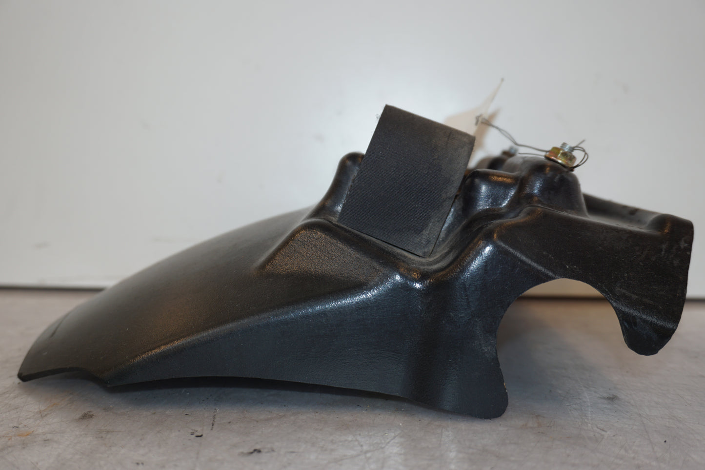 Snett nerifrån på Stänkskärm från en H-D V-Rod 1130 -2006 motorcykel.