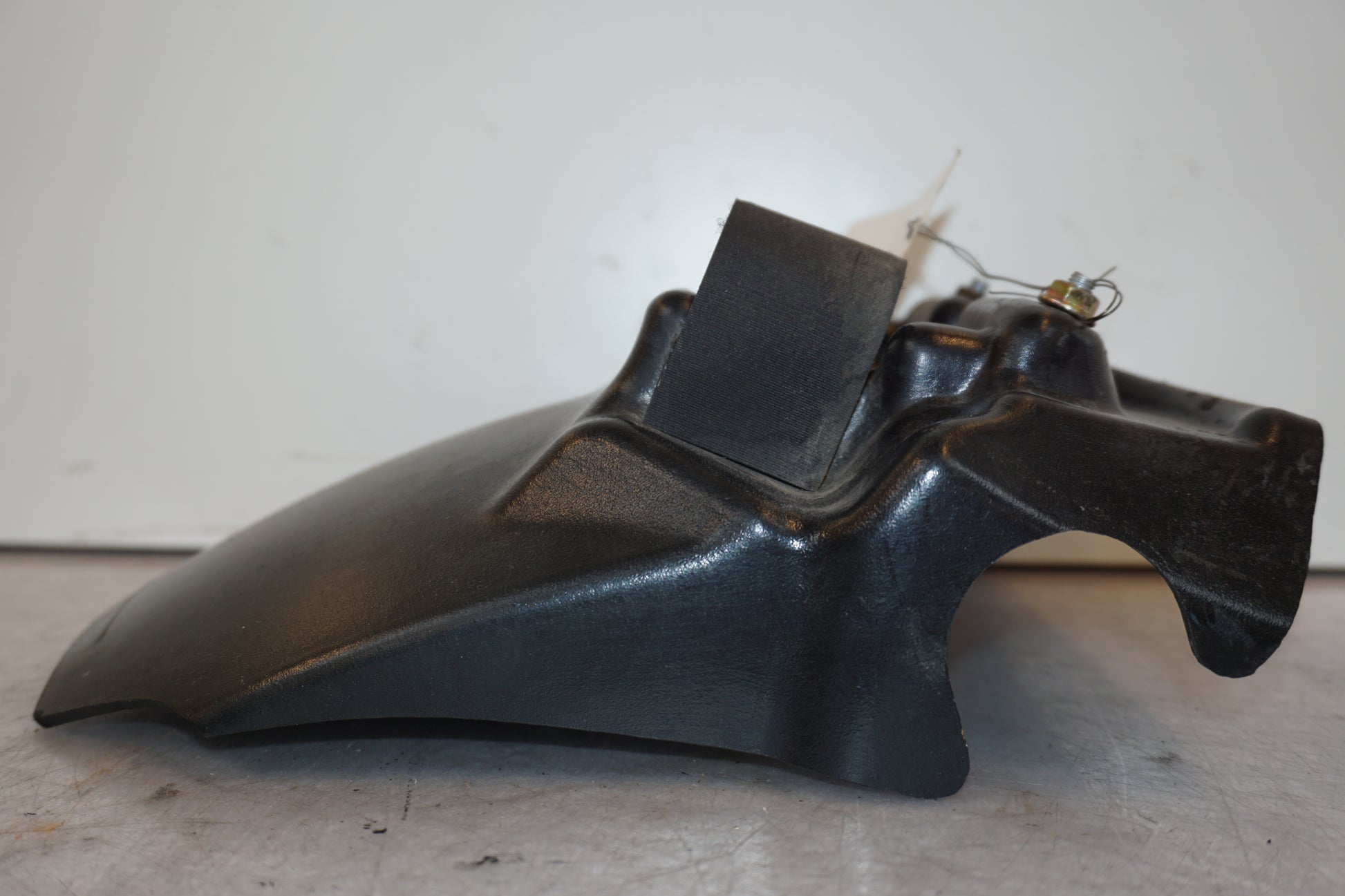 Snett nerifrån på Stänkskärm från en H-D V-Rod 1130 -2006 motorcykel.