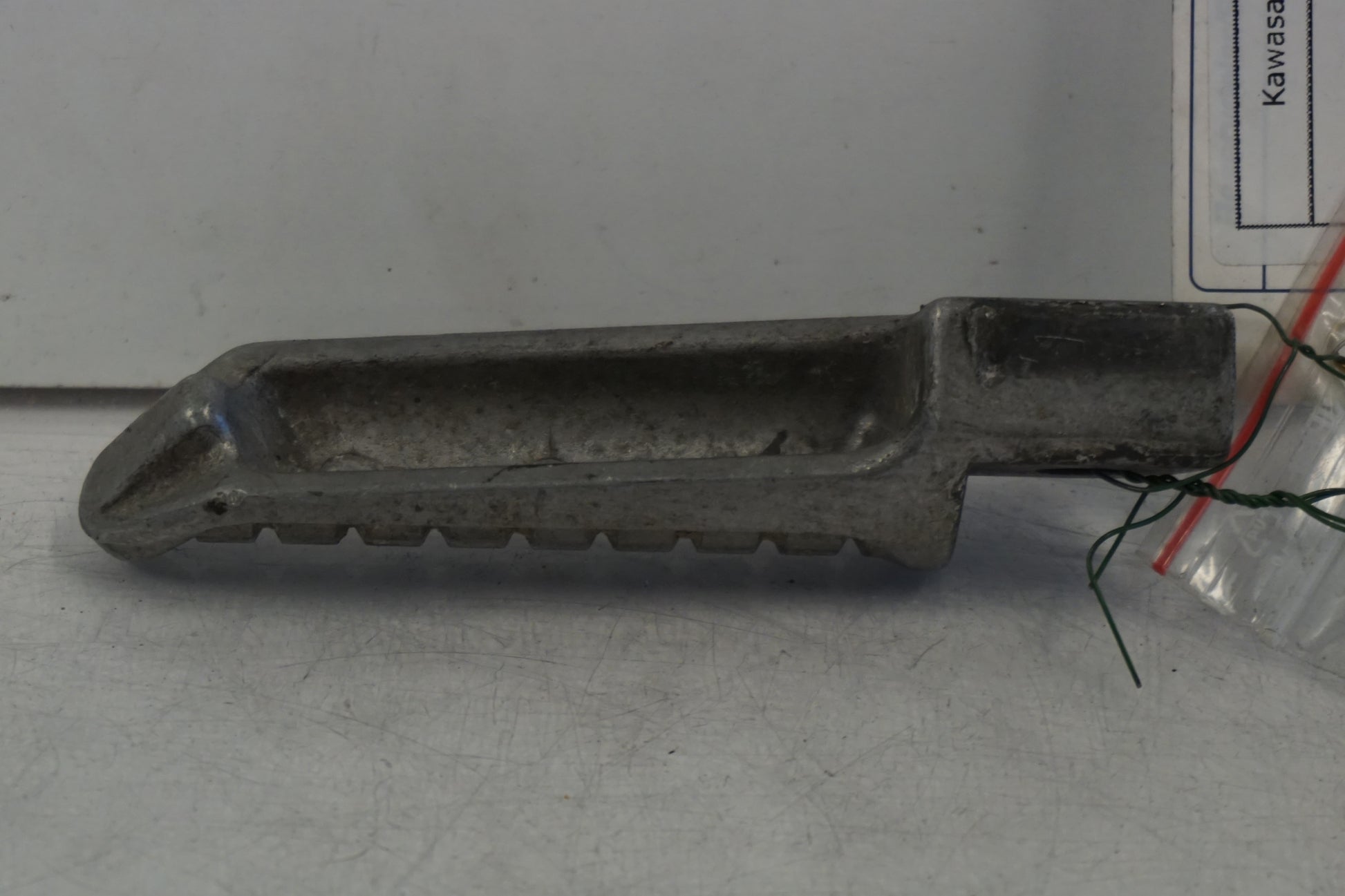 Höger sida på Fotpinne från en Kawasaki GPX 600 -1993 motorcykel.