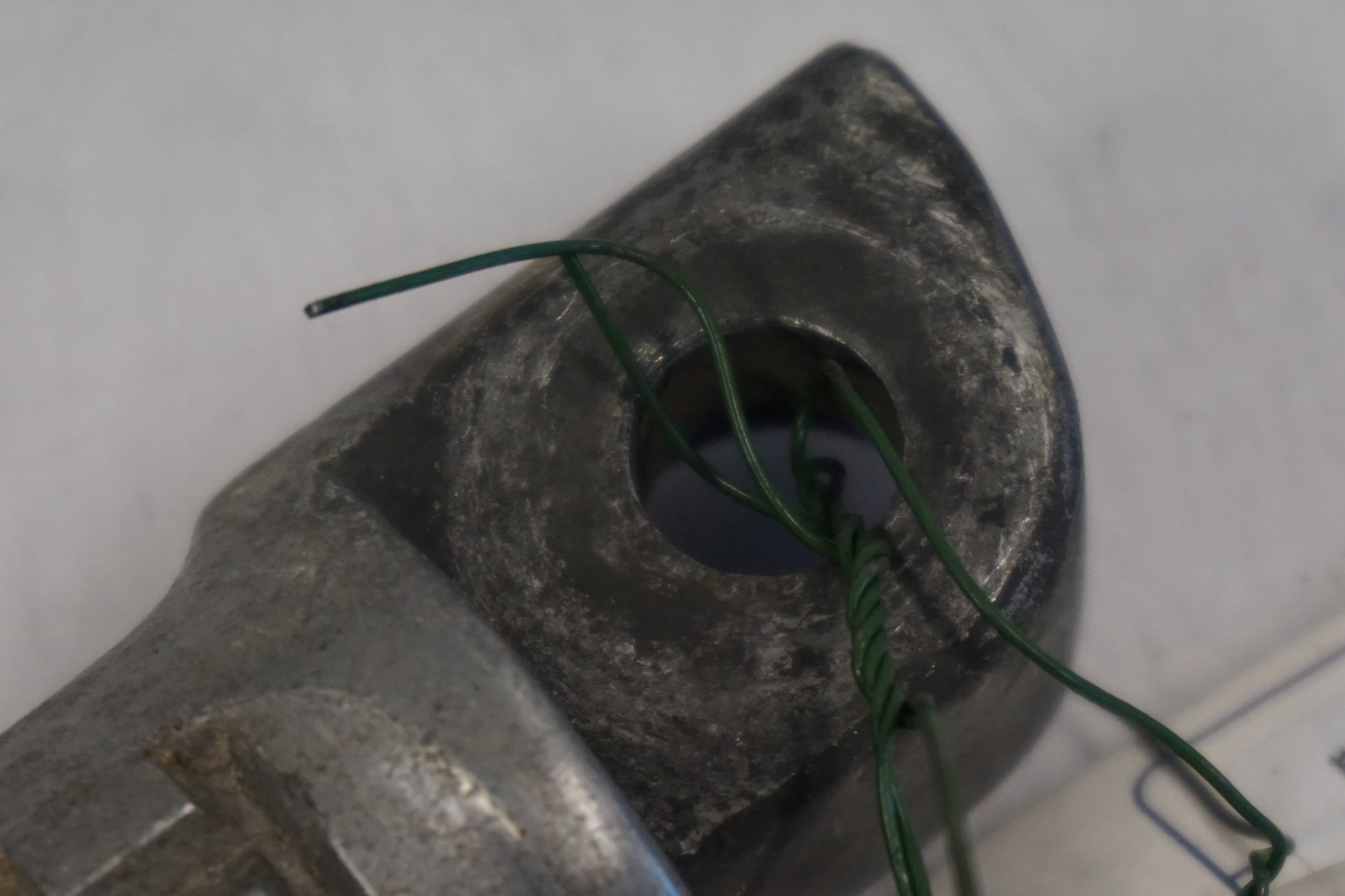 Snett nerifrån på Fotpinne från en Kawasaki GPX 600 -1993 motorcykel.