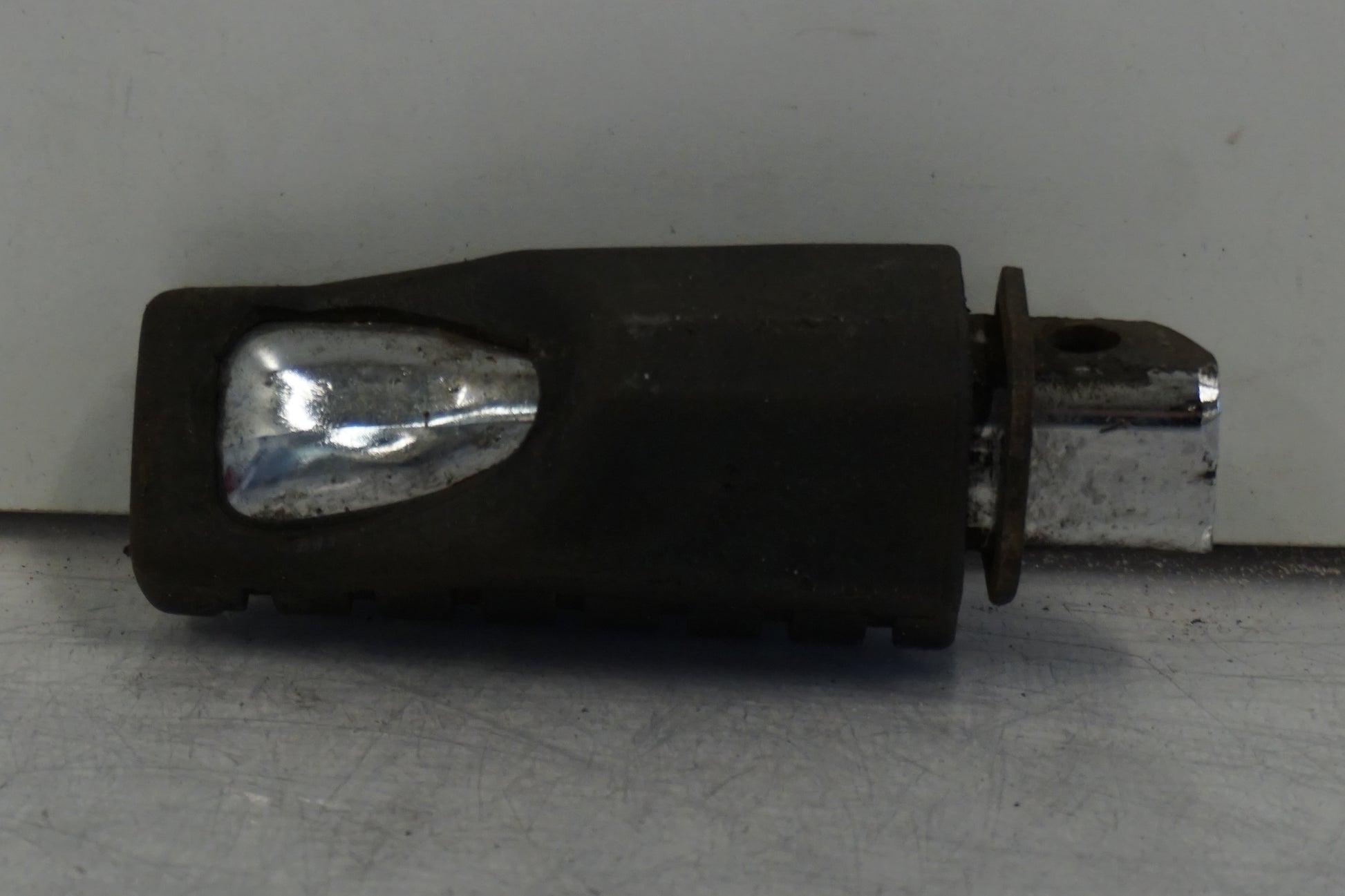 Höger sida på Fotpinne från en Kawasaki KLE 500 -1991 motorcykel.