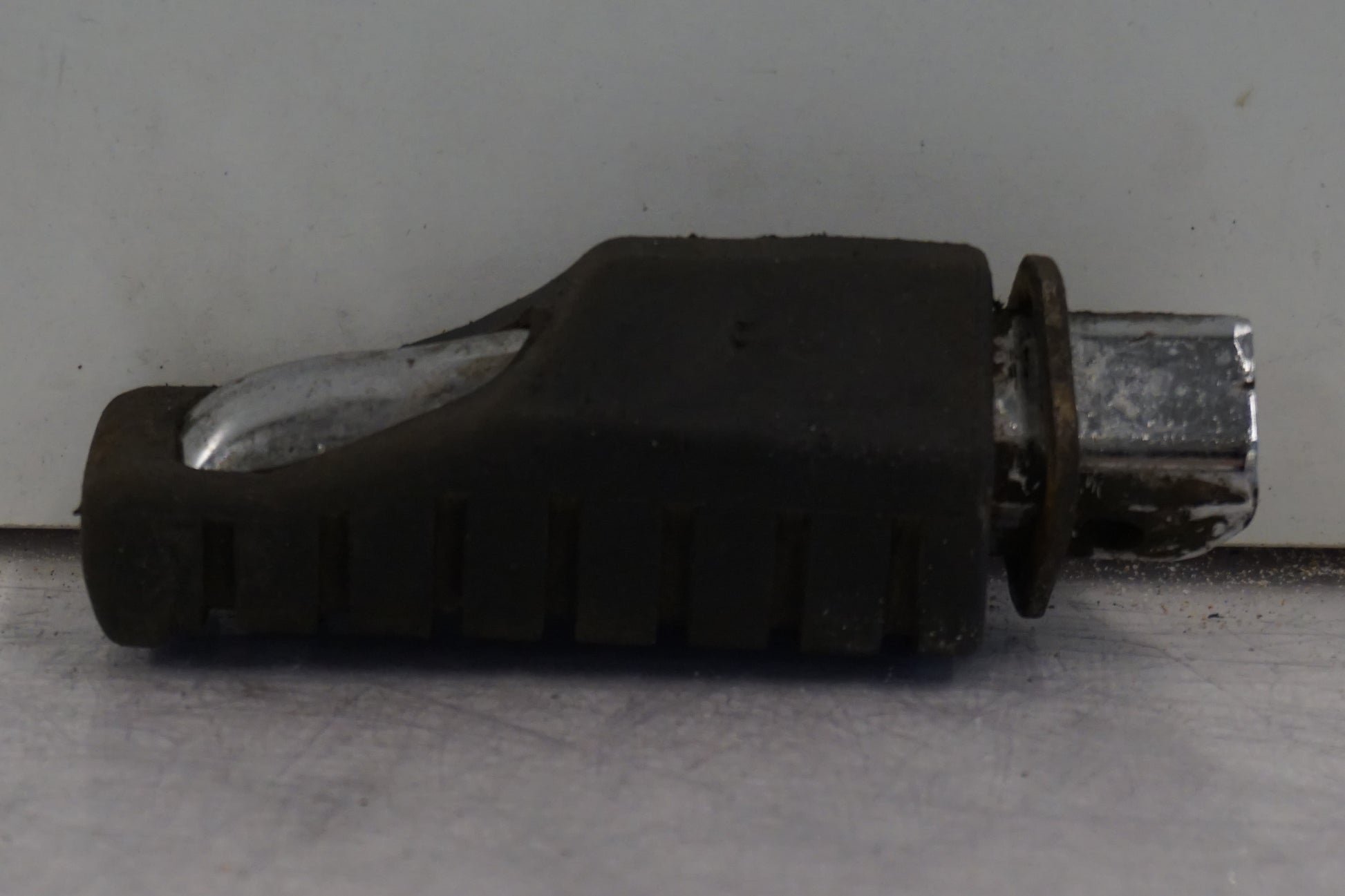 Vänster sida på Fotpinne från en Kawasaki KLE 500 -1991 motorcykel.