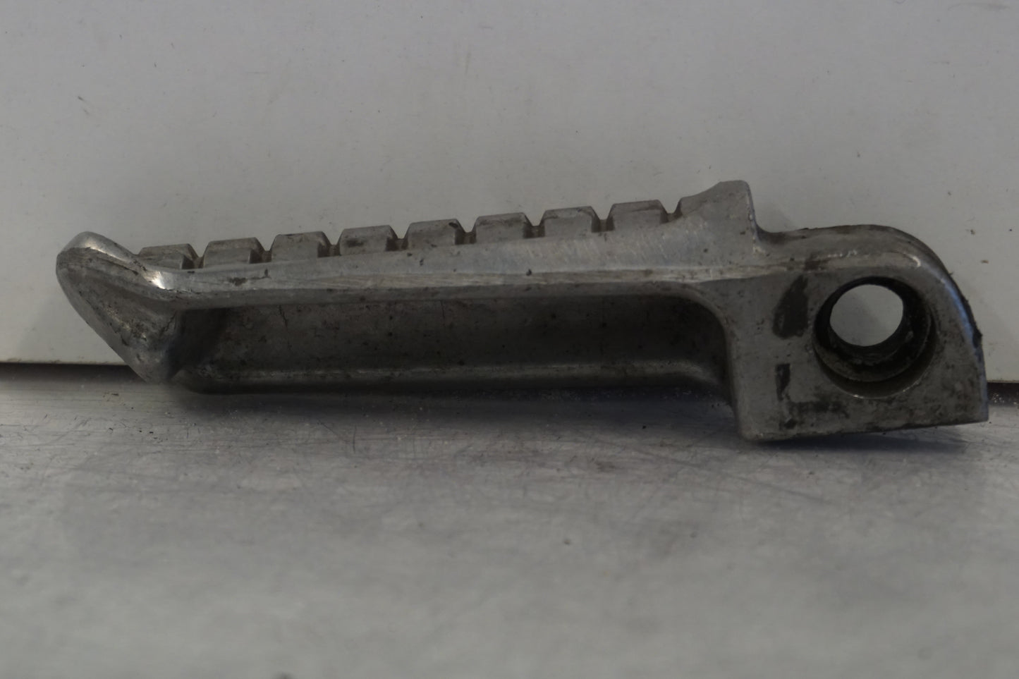 Baksidan på Fotpinne från en Kawasaki ZZR 600 -1991 motorcykel.