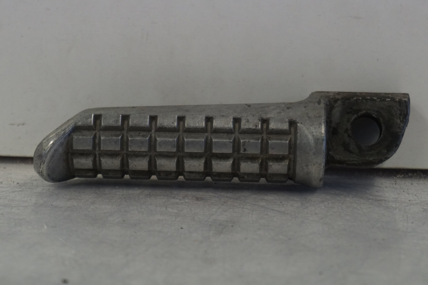 Vänster sida på Fotpinne från en Kawasaki ZZR 600 -1991 motorcykel.