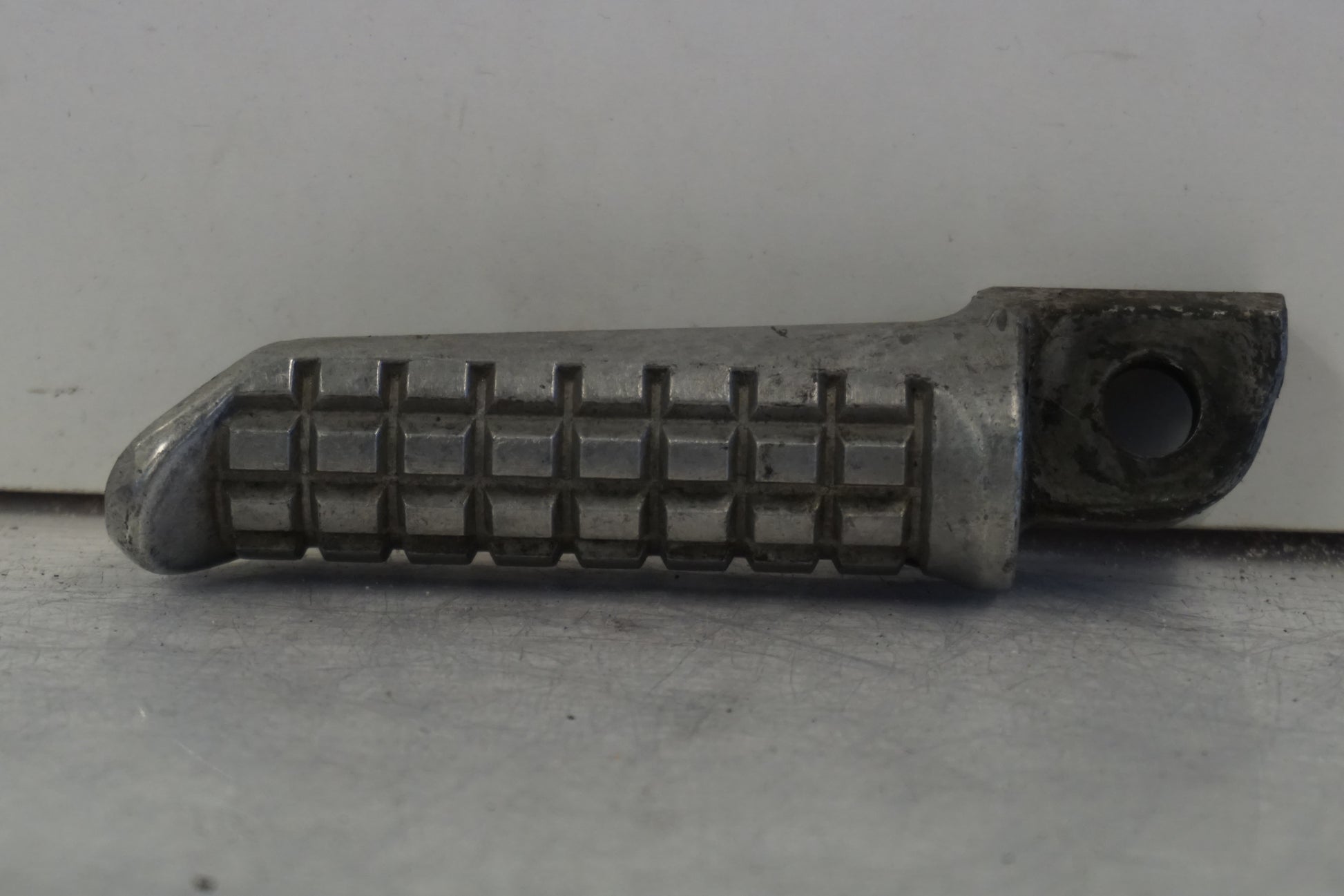 Vänster sida på Fotpinne från en Kawasaki ZZR 600 -1991 motorcykel.