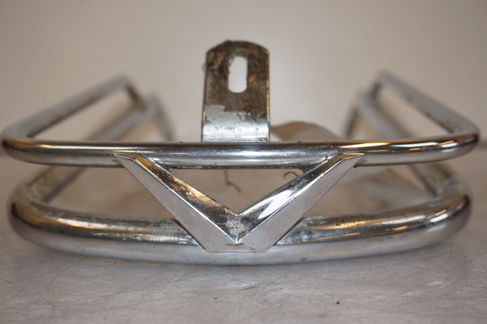 Baksidan på Framskärmsstag från en H-D Touring Road King FLHR/I -1997 motorcykel.