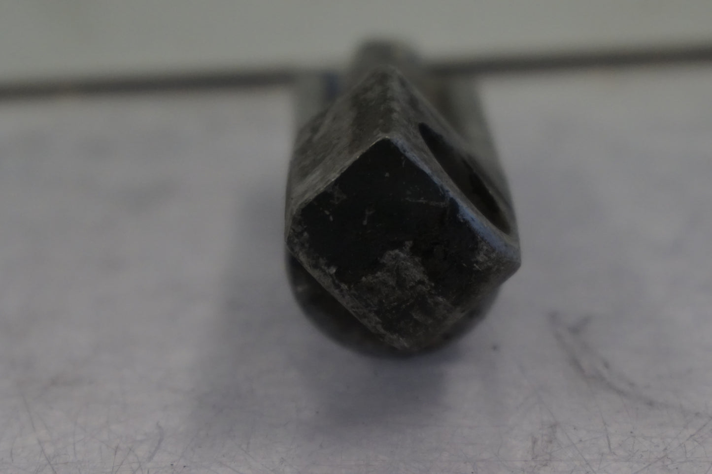 Snett nerifrån på Fotpinne från en Kawasaki ZZR 600 -1991 motorcykel.