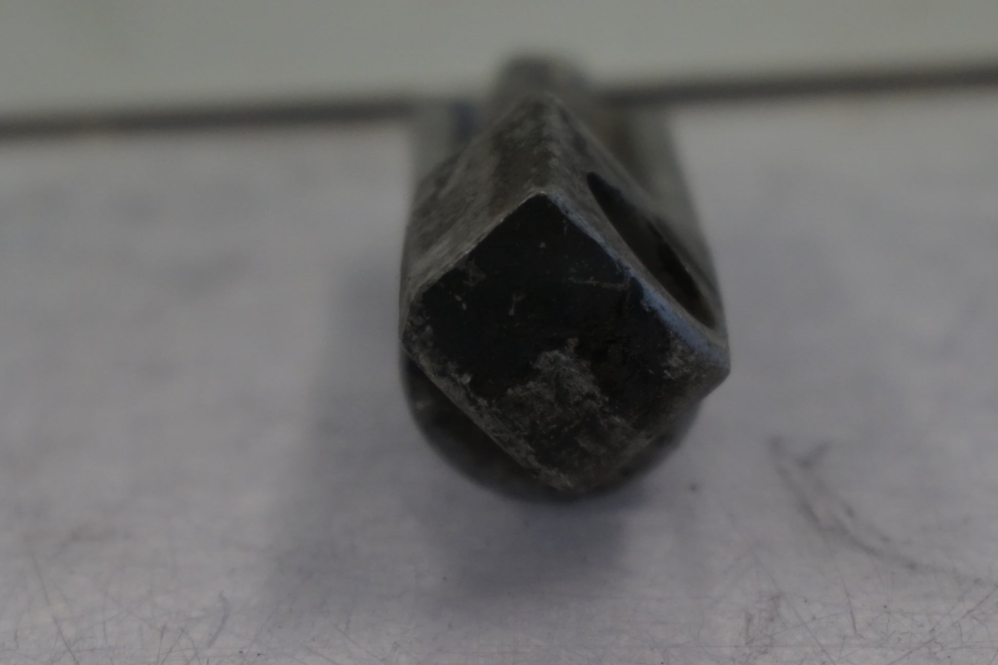 Snett nerifrån på Fotpinne från en Kawasaki ZZR 600 -1991 motorcykel.