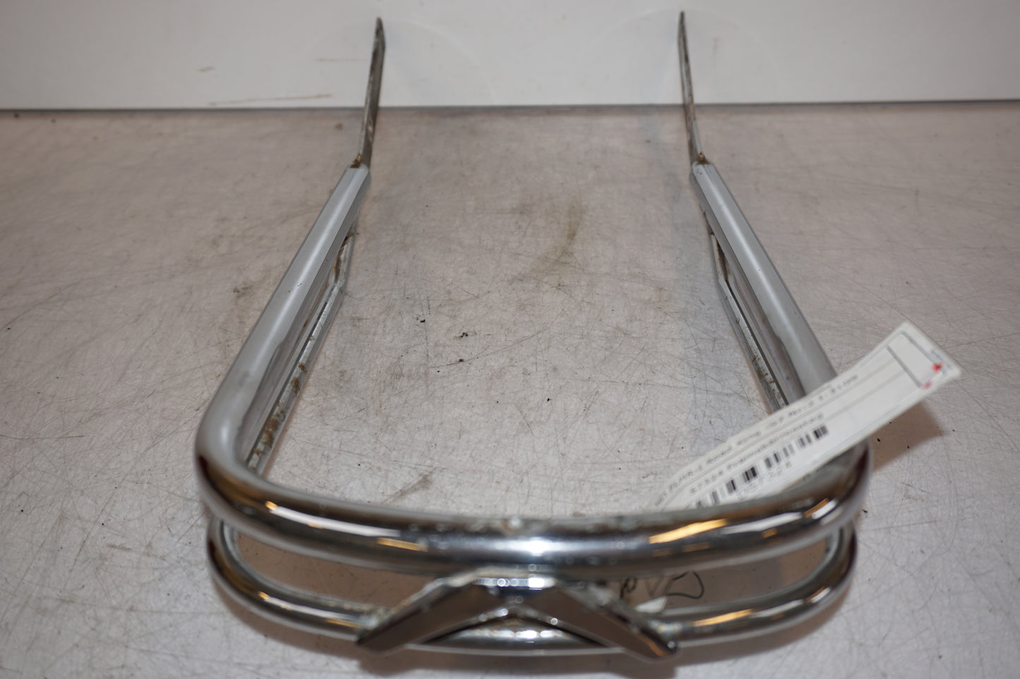 Snett nerifrån på Framskärmsstag från en H-D Touring Road King FLHR/I -1997 motorcykel.