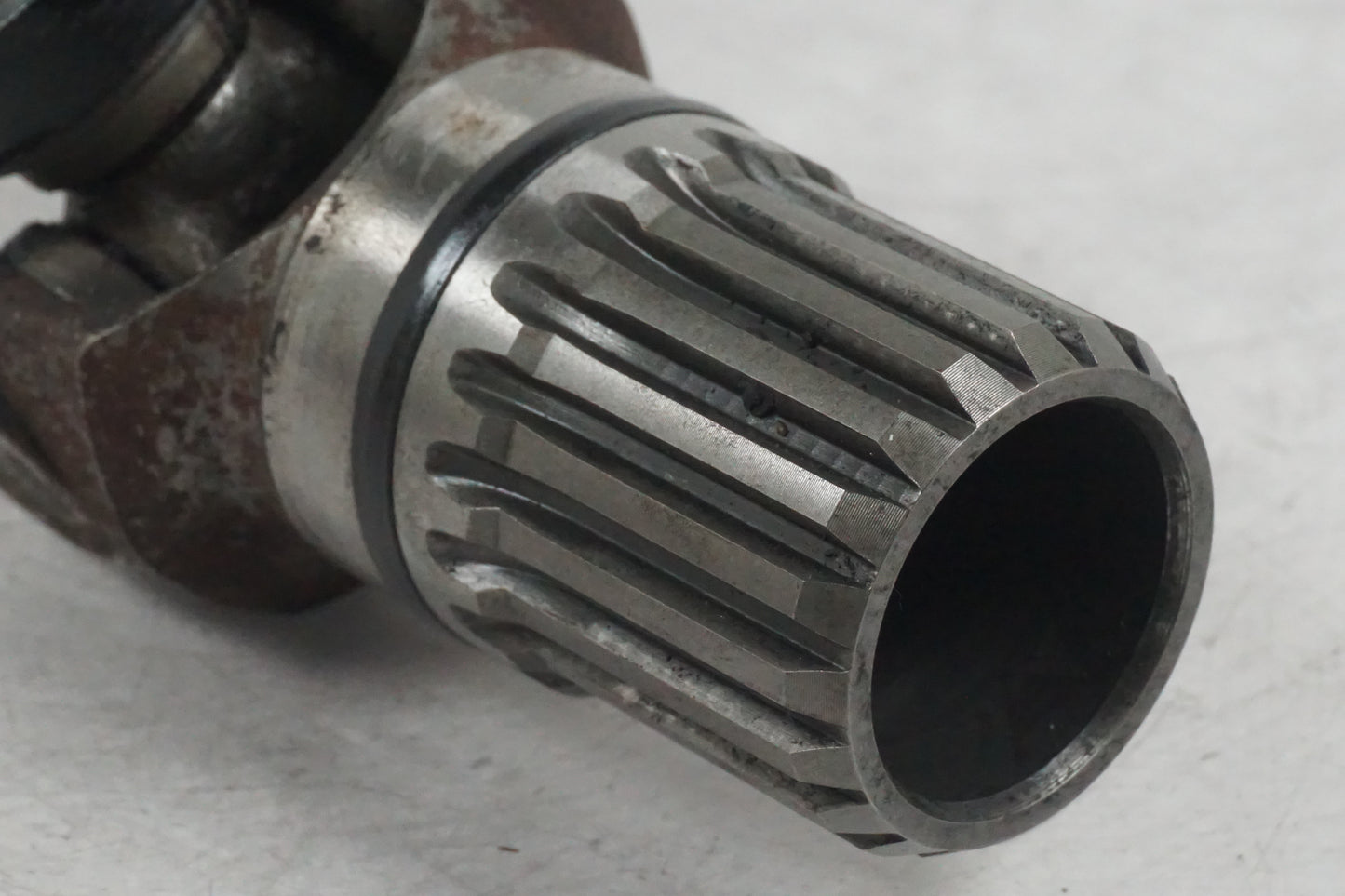 Snett nerifrån på Kardanaxel från en Kawasaki GTR 1400 -2008 motorcykel.