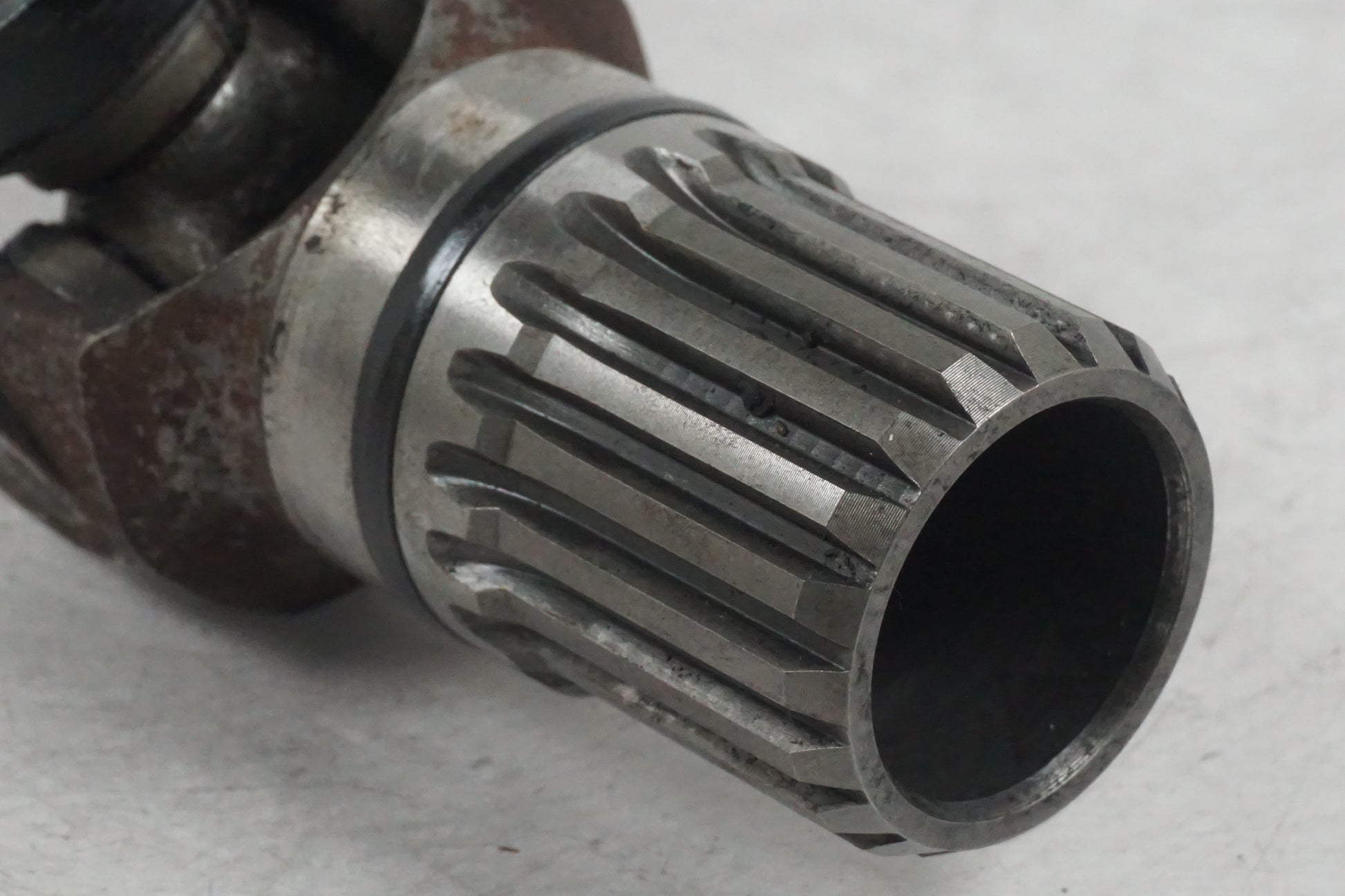 Snett nerifrån på Kardanaxel från en Kawasaki GTR 1400 -2008 motorcykel.