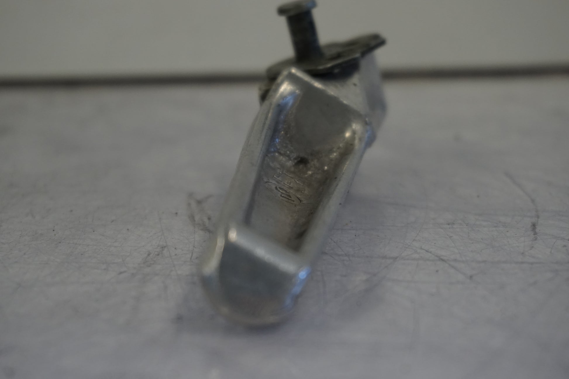 Vänster sida på Fotpinne från en Honda CBR 600 RR -2003 motorcykel.