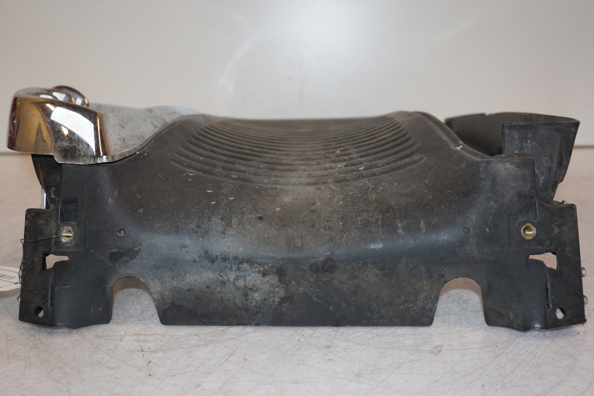 Baksidan på Vattenkyldekor från en H-D V-Rod 1130 -2006 motorcykel.