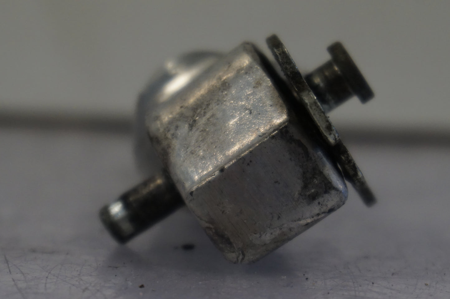 Snett nerifrån på Fotpinne från en Honda CBR 600 RR -2003 motorcykel.