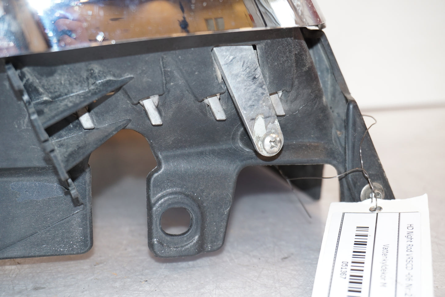 Snett nerifrån på Vattenkyldekor från en H-D V-Rod 1130 -2006 motorcykel.