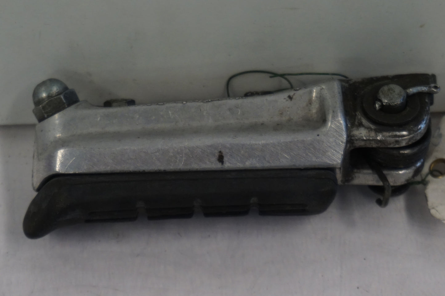 Vänster sida på Fotpinne från en Honda CBR 900 RR -1993 motorcykel.