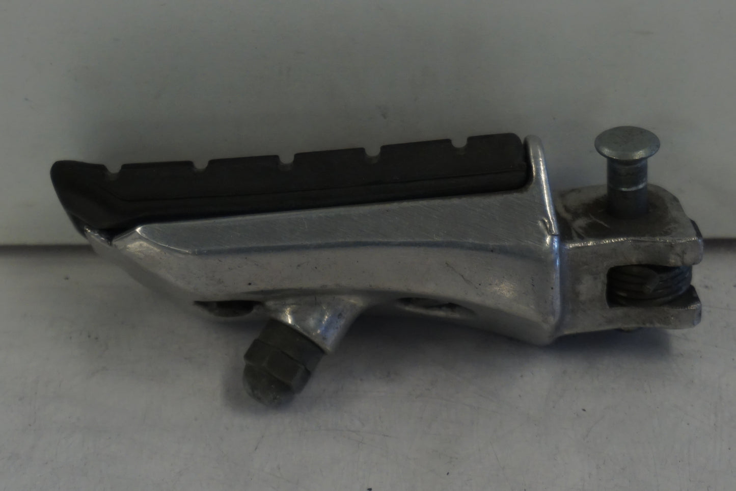 Baksidan på Fotpinne från en Honda ST 1100 -1998 motorcykel.