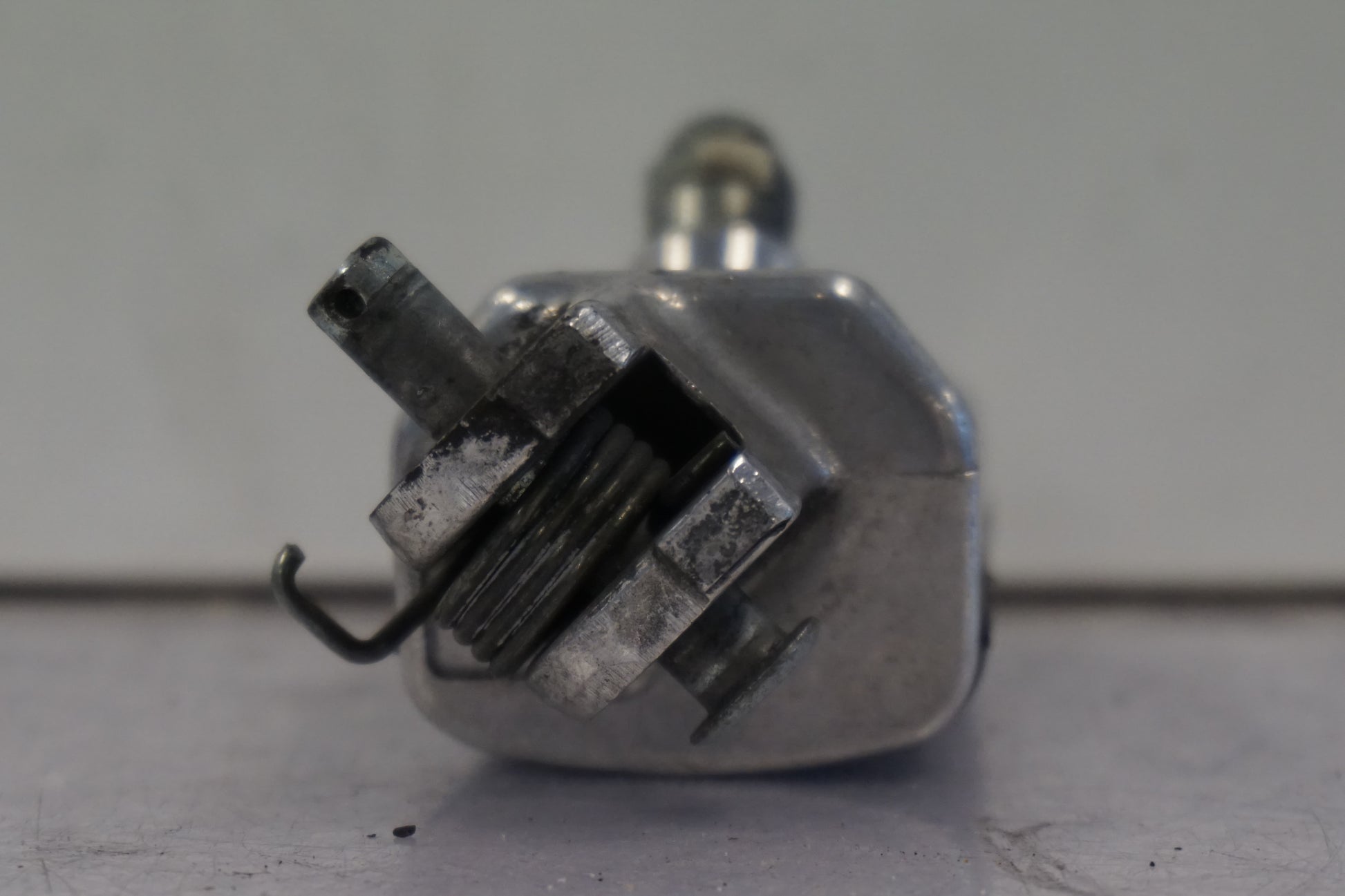 Snett nerifrån på Fotpinne från en Honda ST 1100 -1998 motorcykel.