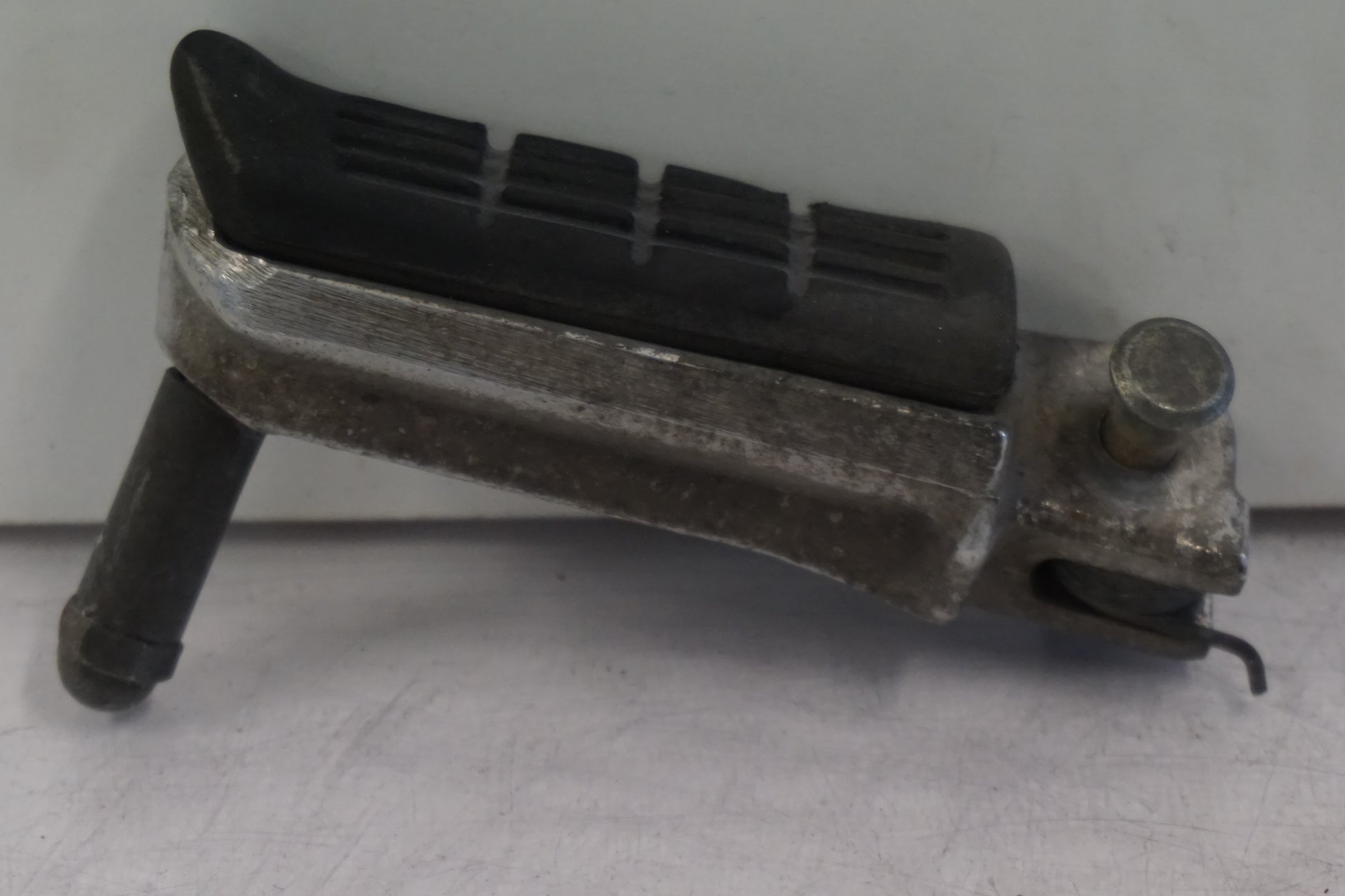 Baksidan på Fotpinne från en Honda CBR 1100 XX -1998 motorcykel.