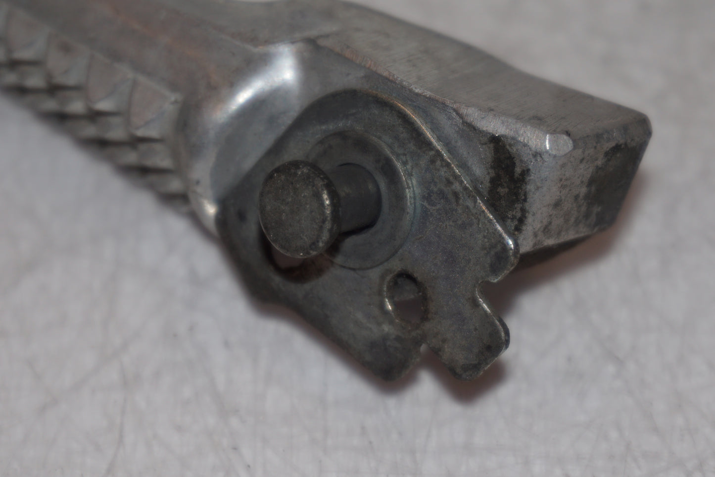 Snett nerifrån på Fotpinne från en Honda CBR 600 -1997 motorcykel.