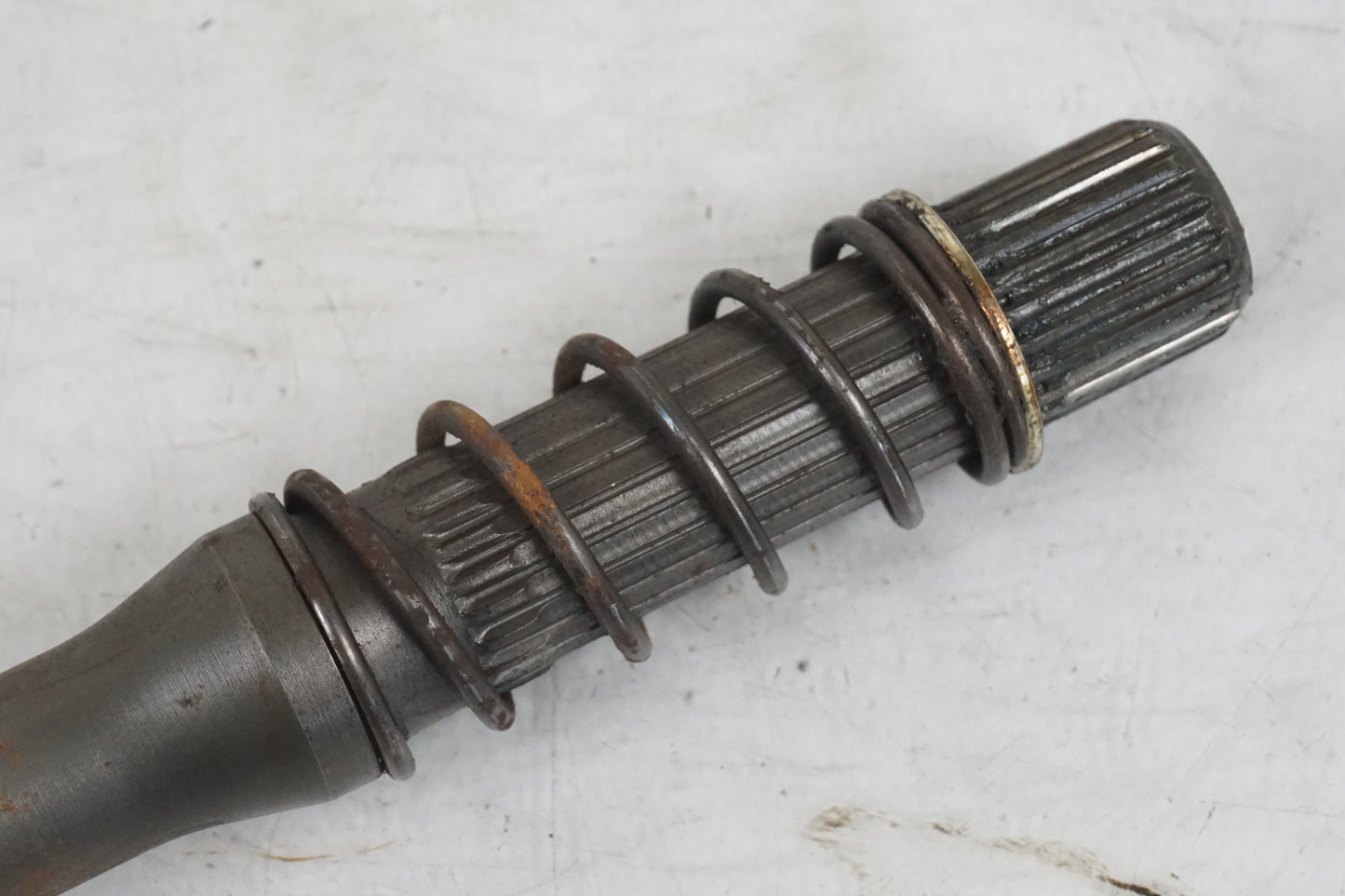 Snett nerifrån på Kardanaxel från en Honda GL 1500 -1998 motorcykel.