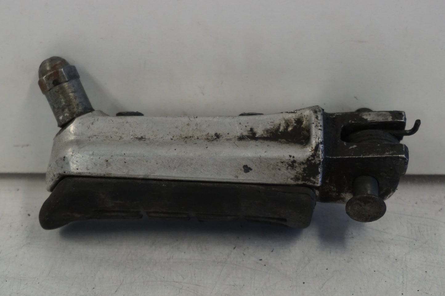 Vänster sida på Fotpinne från en Honda CBR 600 -1998 motorcykel.