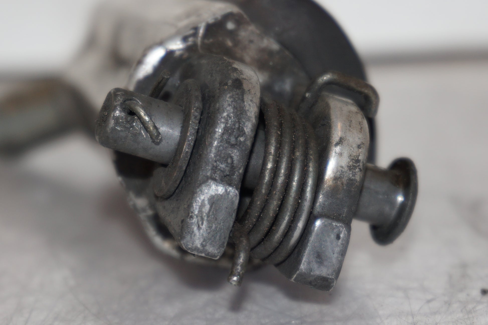 Snett nerifrån på Fotpinne från en Honda CBR 600 -1998 motorcykel.