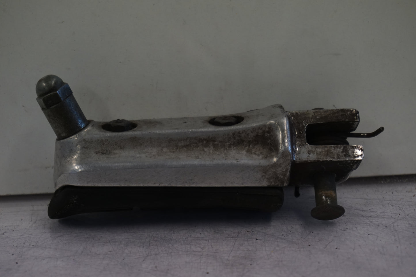 Vänster sida på Fotpinne från en Honda CBR 600 -1993 motorcykel.