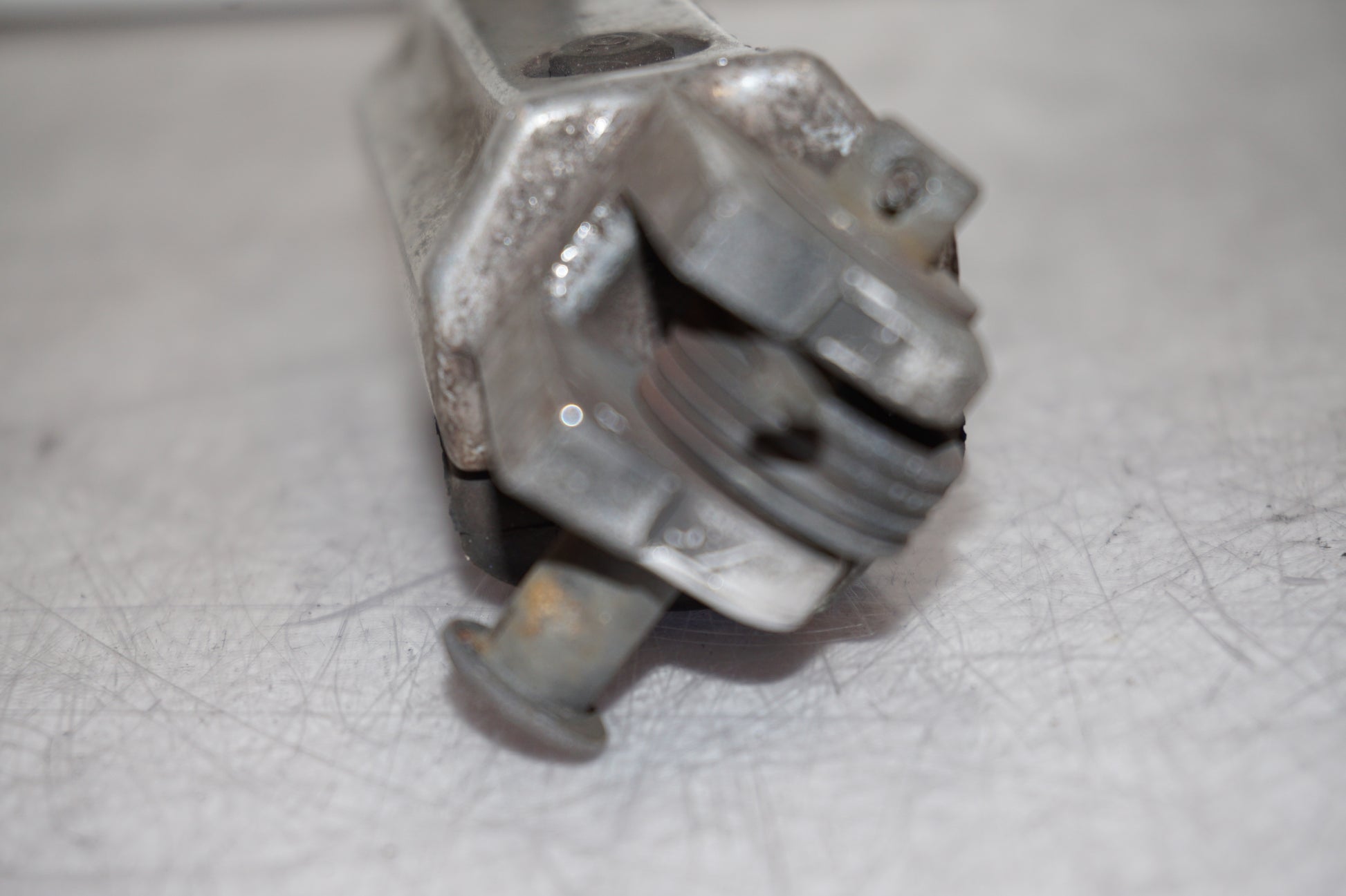 Snett nerifrån på Fotpinne från en Honda CBR 600 -1993 motorcykel.