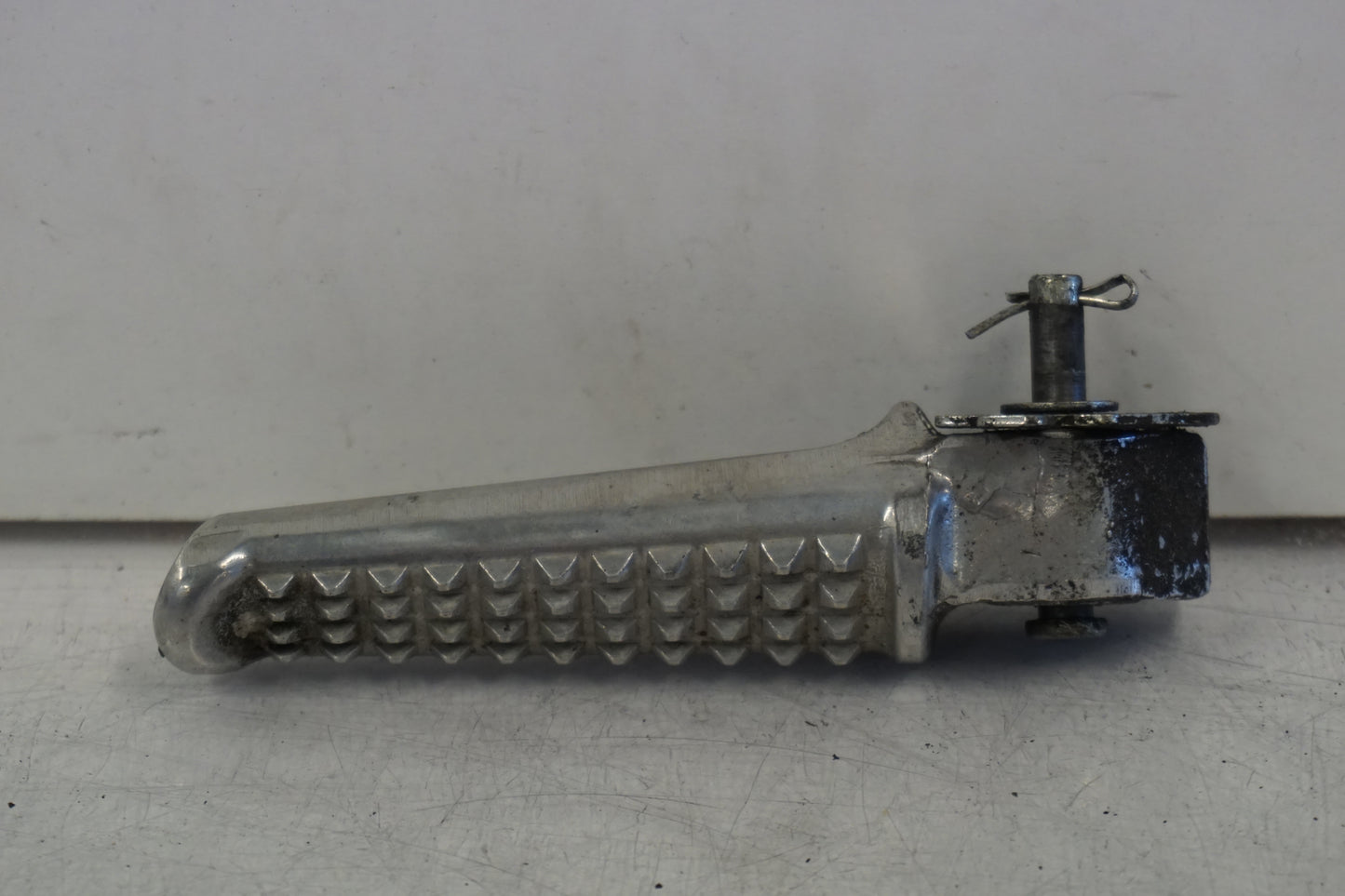 Vänster sida på Fotpinne från en Honda CBR 600 -2002 motorcykel.