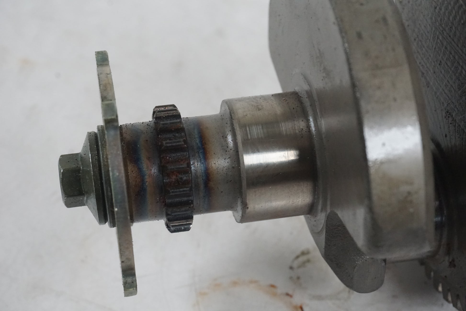 Höger sida på Vevaxel från en Yamaha YZF R6 -2000 motorcykel.