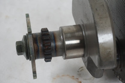 Höger sida på Vevaxel från en Yamaha YZF R6 -2000 motorcykel.