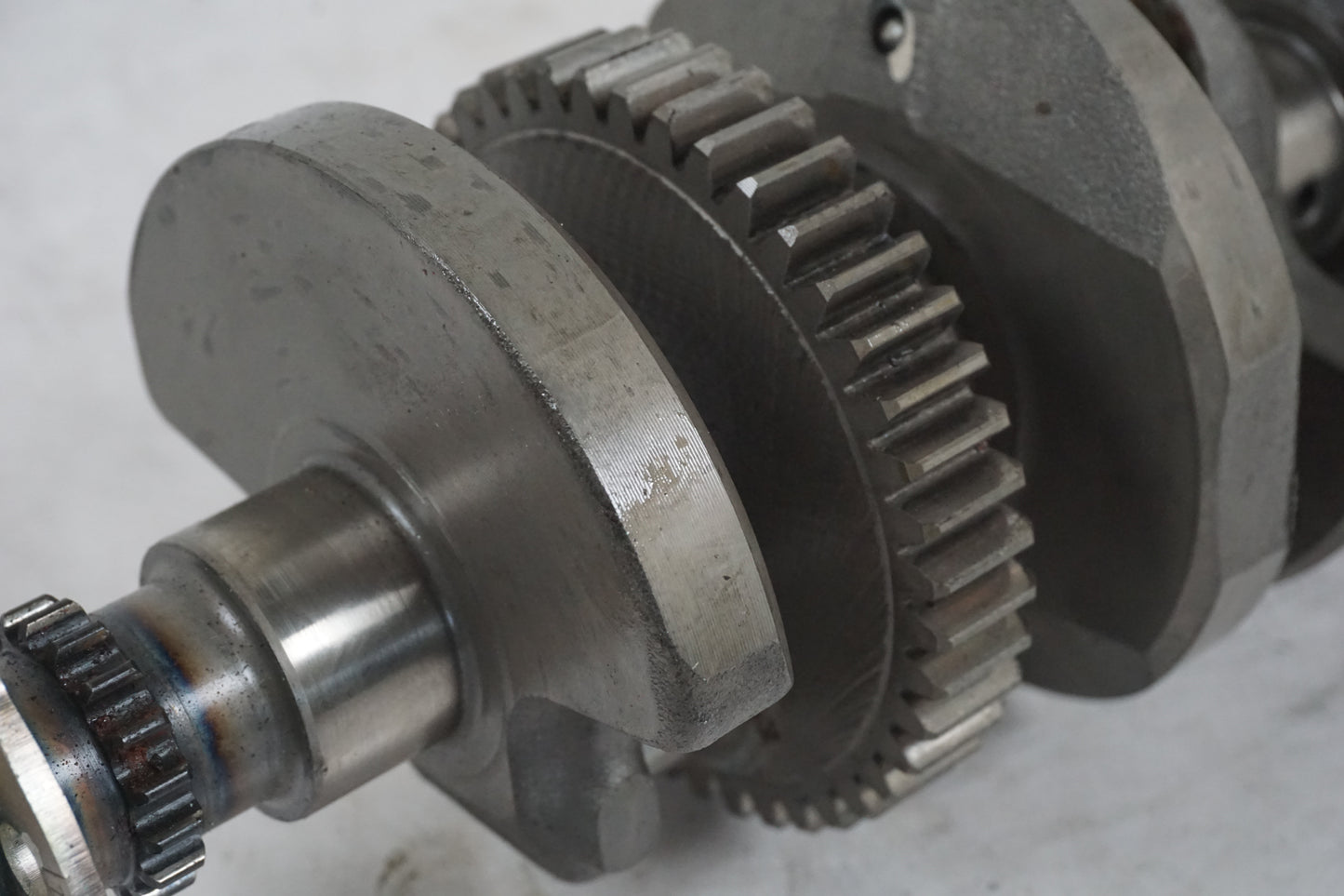 Vänster sida på Vevaxel från en Yamaha YZF R6 -2000 motorcykel.