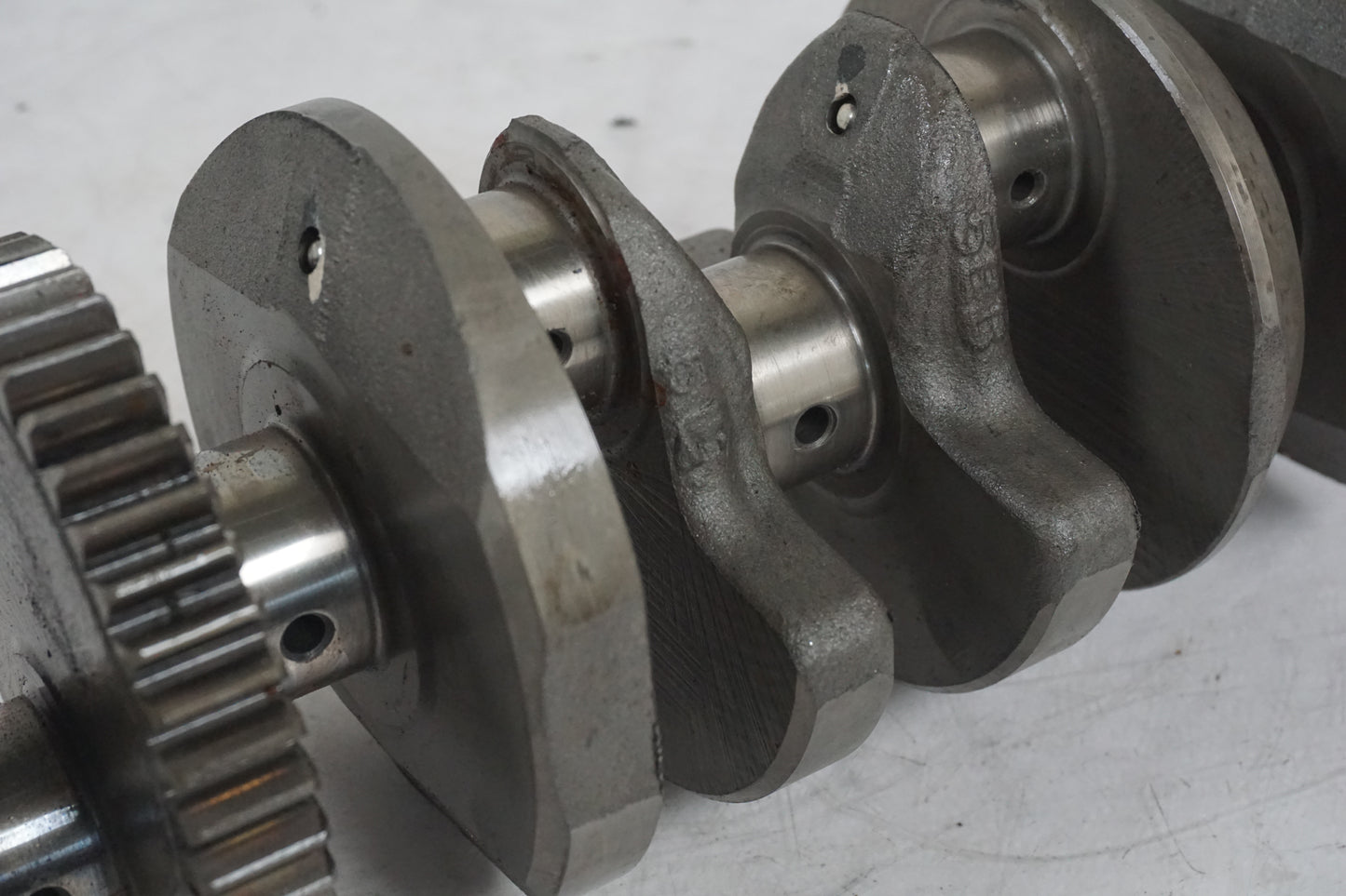 Snett uppifrån på Vevaxel från en Yamaha YZF R6 -2000 motorcykel.