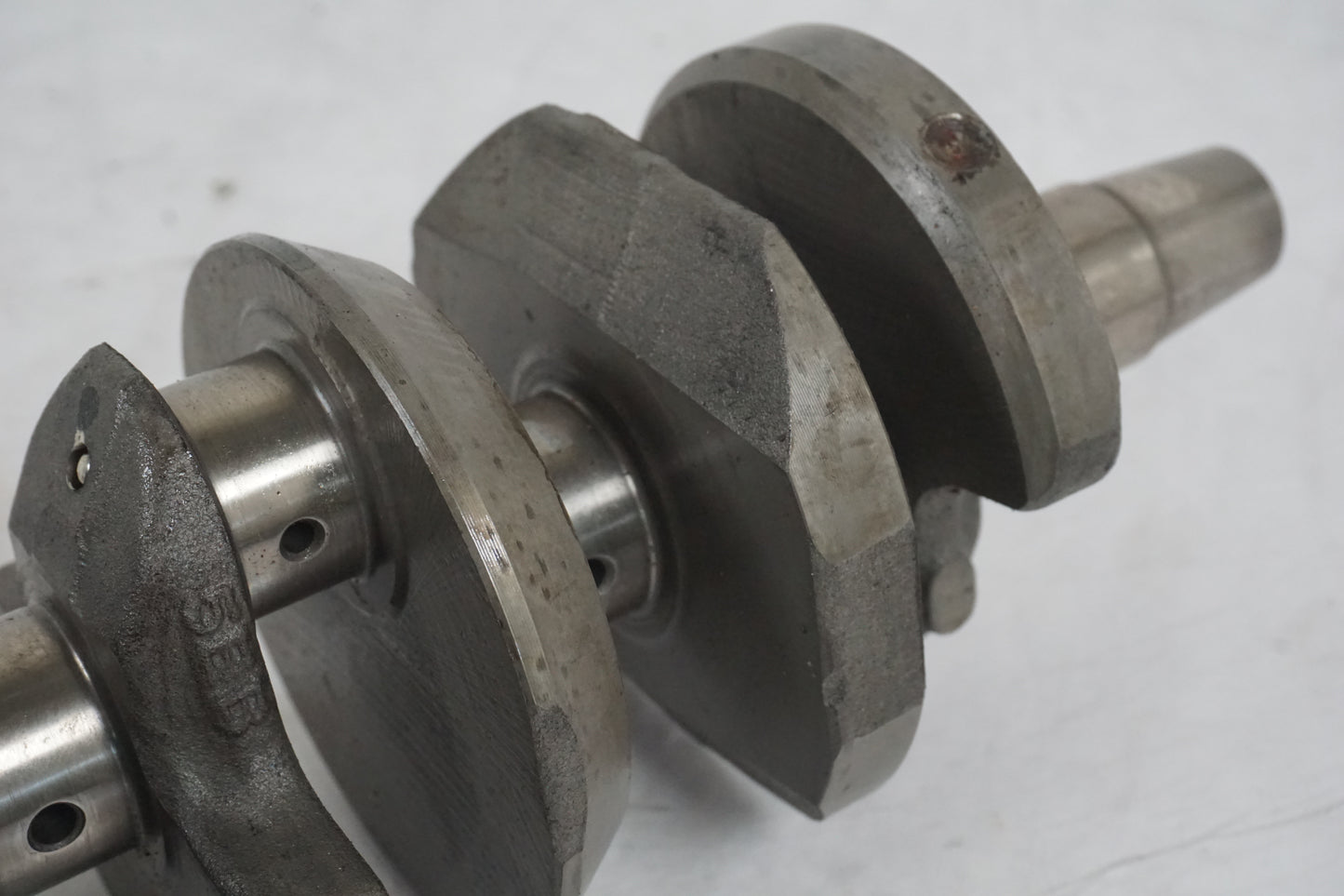 Snett nerifrån på Vevaxel från en Yamaha YZF R6 -2000 motorcykel.