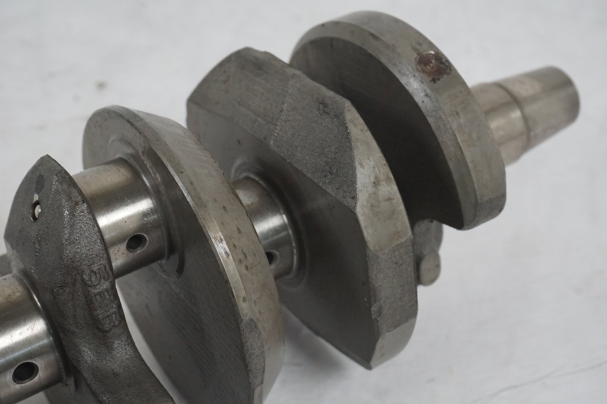 Snett nerifrån på Vevaxel från en Yamaha YZF R6 -2000 motorcykel.